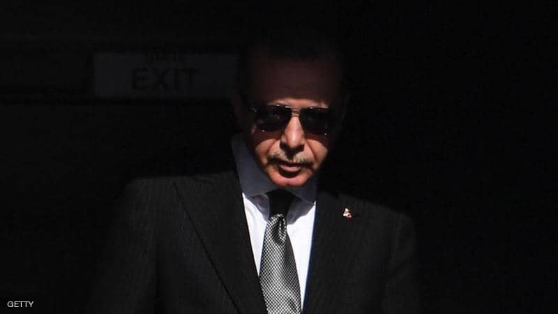بالقبضة الإلكترونية.. أردوغان يخنق حرية التعبير في تركيا