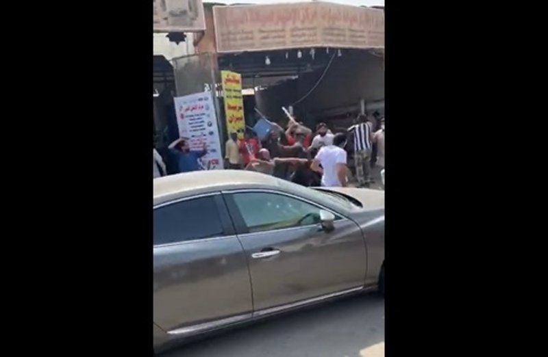 مغردون يتداولون مقطعًا لمشاجرة بـ”إسكان جدة” وسط مطالبات بعقوبات رادعة للجناة