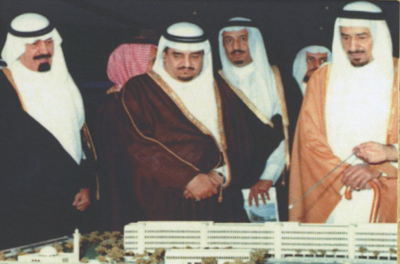 بينهم الملك سلمان.. صورة تاريخية لـ 4 من ملوك السعودية خلال افتتاح مبنى “الحرس الوطني”