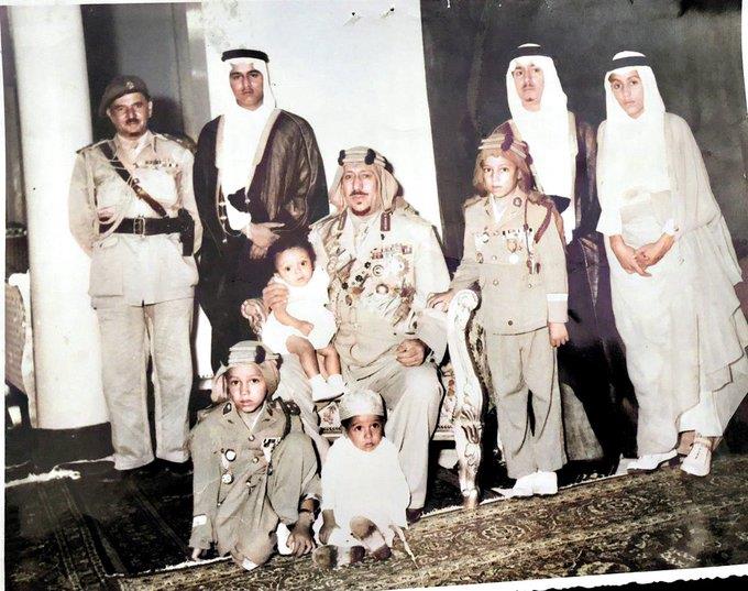صورة تاريخية للملك سعود مع أبنائه مرتدياً الزي العسكري