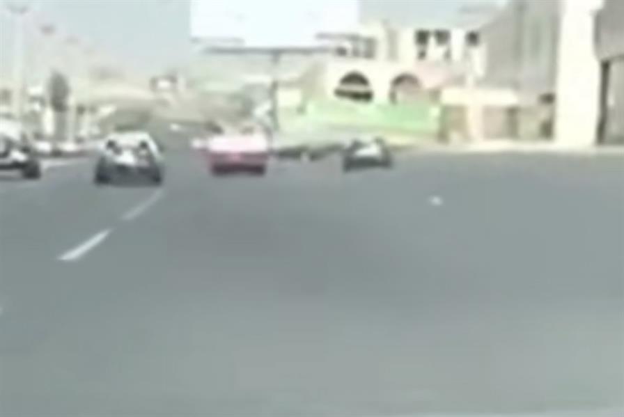 شاهد.. مطاردة أمنية لشخص مسلح هارب بسيارة نقل “دينا” في خميس مشيط