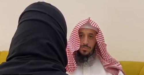 عانقته وقبلته على رأسه.. فيديو مؤثر لفتاة مع والدها بعد إتمامها حفظ القرآن الكريم