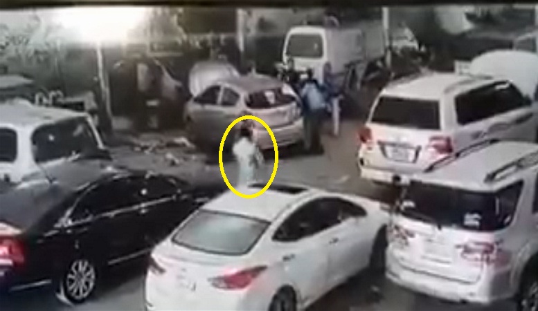 ‏بالفيديو القبض على مواطن اقتحم مركز صيانة في عسير و قام بإطلاق النار على موظفيه