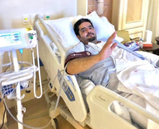 صورة للأمير عبدالعزيز في المستشفى بعد إجرائه عملية جراحية.. وهذا سببها