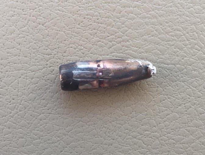 اخترقت الزجاج واستقرت في السيارة.. نجاة عائلة من رصاصة طائشة أثناء السير في الباحة (صور)