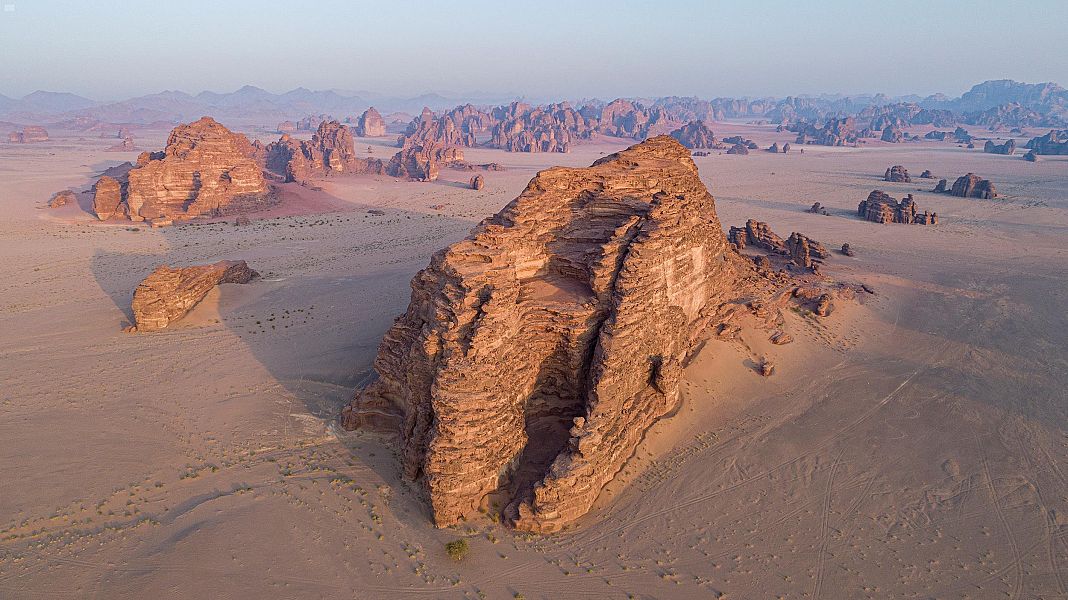 جبال من الأحجار الرملية في صحراء حسمى فماذا تعرف عنها؟