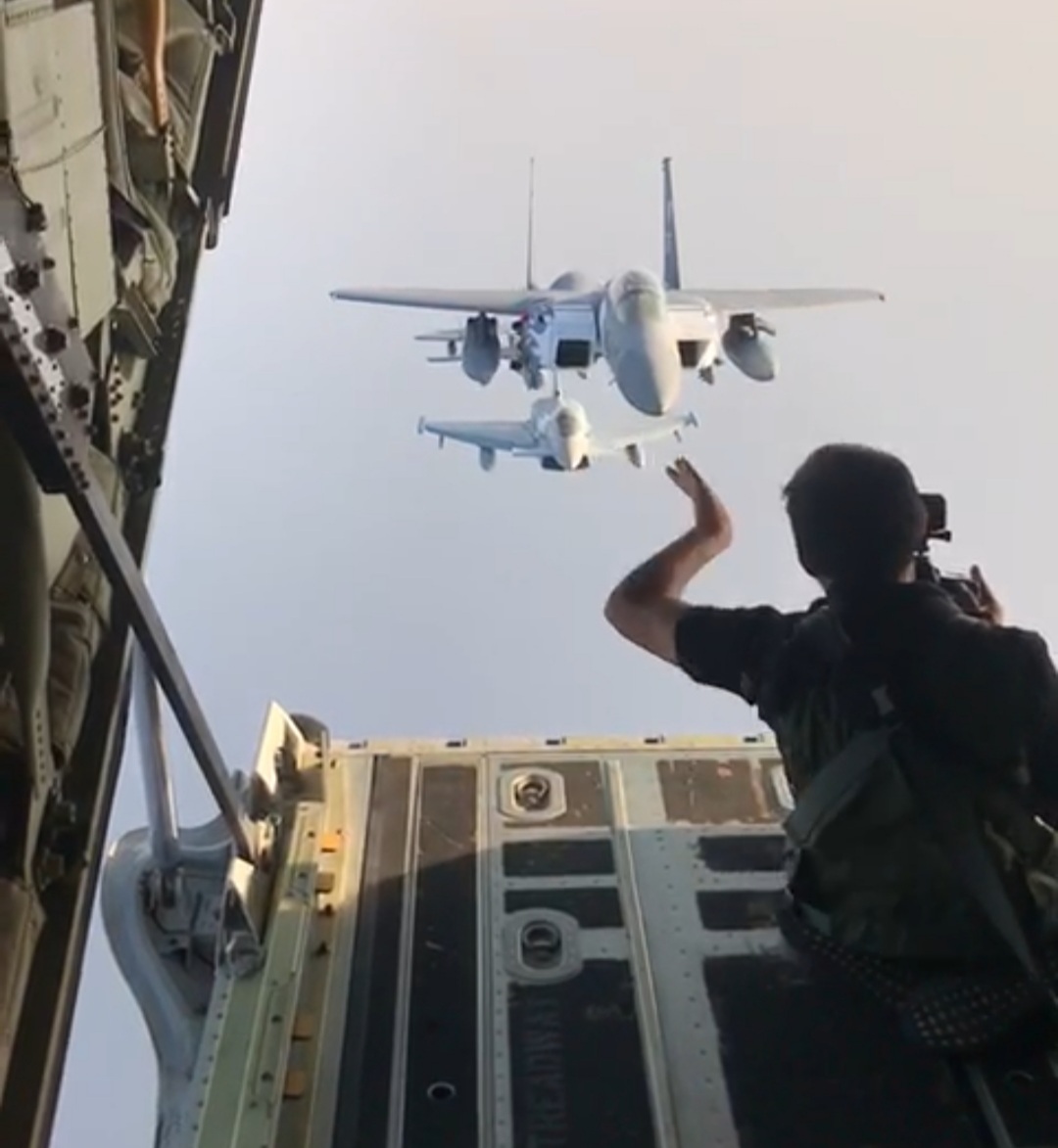 لقطات تحبس الأنفاس لمصور يأخذ اللقطات للمقاتلات أثناء استعدادات الاستعراض الجوي لـ اليوم الوطني ٩٠