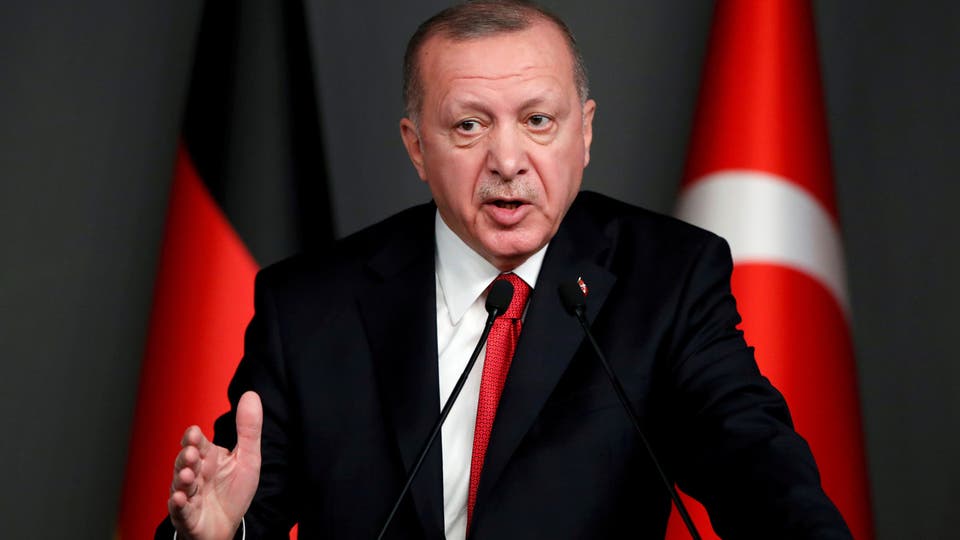أردوغان يحث الأتراك على الصبر.. ويرفع راتبه