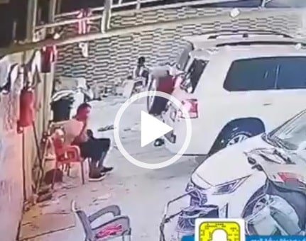 فيديو.. نجاة مواطن من حادث مروع بمغسلة سيارات في بيشة