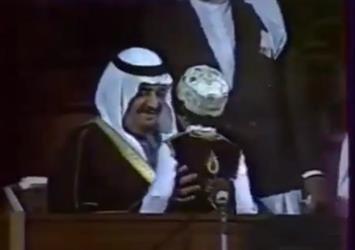 شاهد.. الملك فهد والأمير سلطان يتابعان مسرحية لطلاب الرياض قبل 39 عامًا