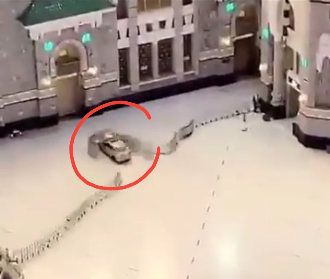بالفيديو … سيارة مسرعة تقتحم ساحة الحرم المكي و تصدم إحدى البوابات