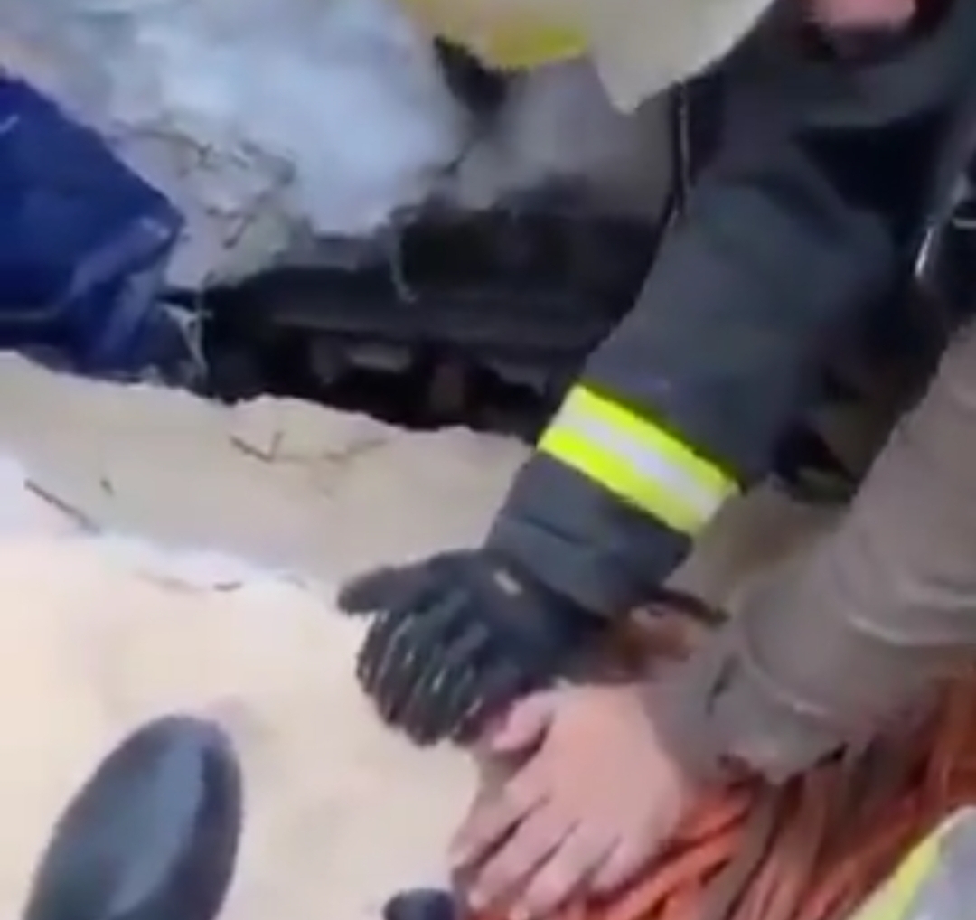 بالفيديو .. لحظة إخراج أحد المحتجزين في حادثة إنهيار سقف مواقف برج تجاري في ‎#الخبر