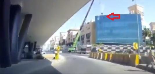 فيديو.. لحظة سقوط حمولة رافعة بالقرب من أحد الأشخاص في الرياض