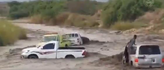 فيديو لسيارات جرفتها السيول أثناء عبورها الأودية .. والدفاع المدني يحذر من التهور