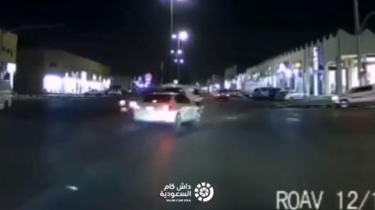 شاهد.. حـادث تصادم بين سيارتين قطعتا الإشارة المرورية في الرياض