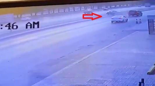 شاهد.. انقلاب سيارة في الرياض تقل امرأةً وطفلاً والمتسبب بالحادث يلوذ بالفرار