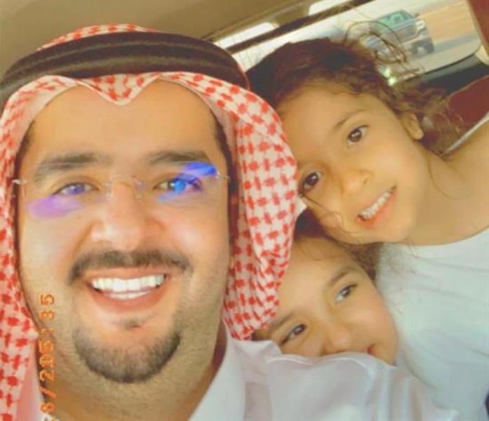 الأمير عبد الرحمن بن مساعد ينشر “سيلفي” للأمير عبد العزيز بن فهد وابنتيه.. ويعلق عليه
