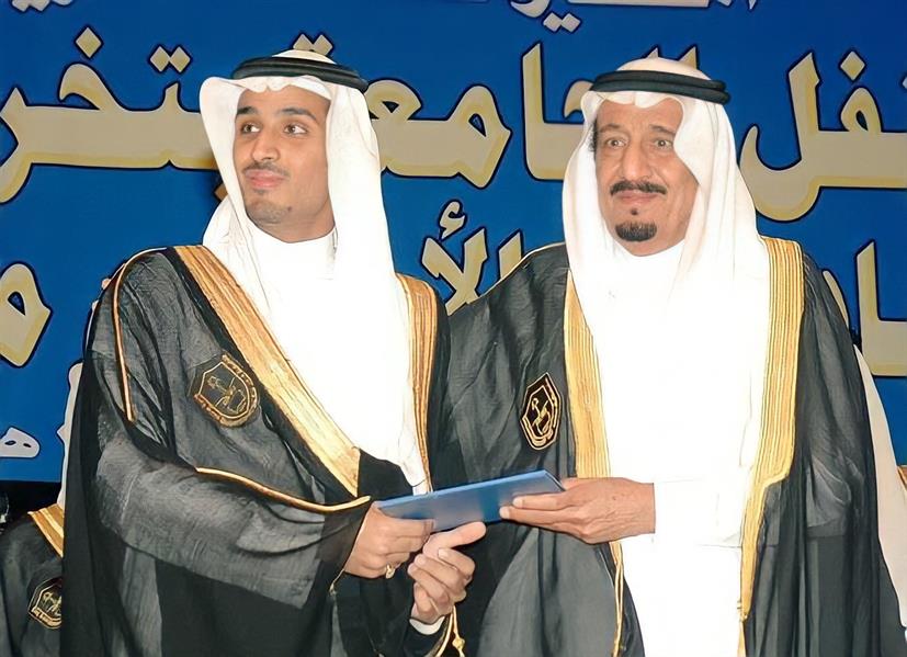 صورة لخادم الحرمين من حفل تخرّج ولي العهد في جامعة الملك سعود