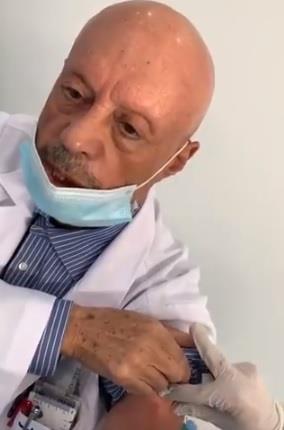 بعد تردده في تلقيه.. الدكتور حرب الهرفي يتلقى اللقاح وينصح الجميع به (فيديو)