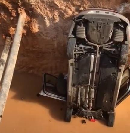 فيديو.. مركبة تهوي في حفرة كبيرة بعد أن أسقطت حاجزاً لأعمال حفريات في الرياض