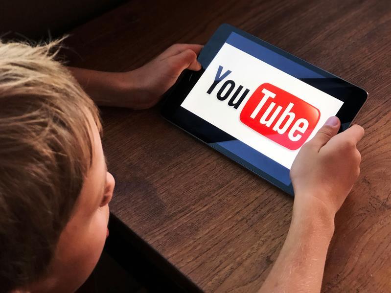 فيصل العبدالكريم يحذر من بعض مشاهير اليوتيوب: خطر حقيقي على الأطفال