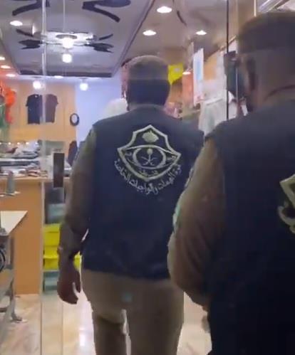 ضبط محلات مخالفة لتفصيل ملابس عسكرية بمدينة الرياض (فيديو)