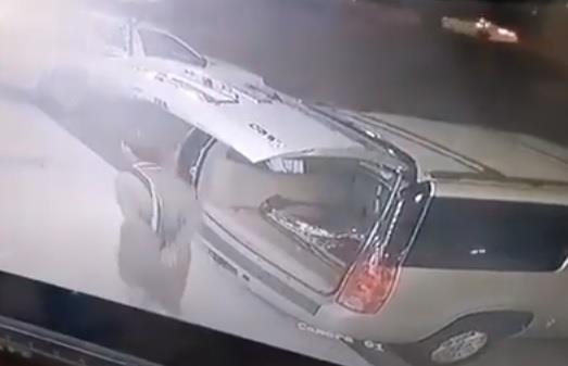 فيديو متداول.. شخص يسرق “مفطح” من داخل سيارة متوقفة أمام أحد المطاعم