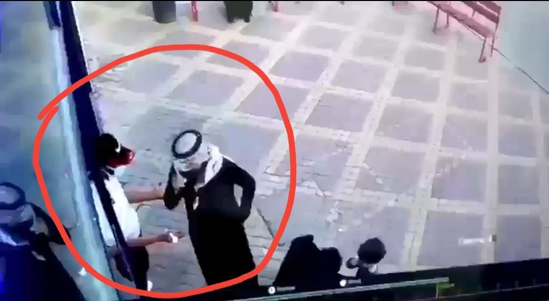 القبض على شخصين اعتديا على حارس أمن مجمع تجاري في مكة المكرمة