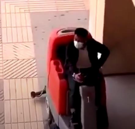 شاهد.. عامل يرتل القرآن في ساحة جامعة الملك سعود بصوت “شجي”