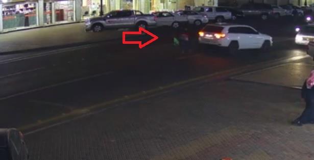 فيديو متداول.. لحظة دهس أحد المارة تحت عجلات سيارة تعود للخلف بسرعة في تبوك