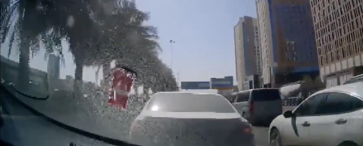 شاهد.. قائد مركبة يعترض ويوقف أخرى بطريقة متهورة على طريق سريع في الرياض