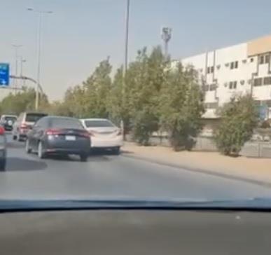 شاهد.. قائد مركبة يقوم بمضايقة مركبات بتهور دون أي مراعاة للأنظمة المرورية في الرياض