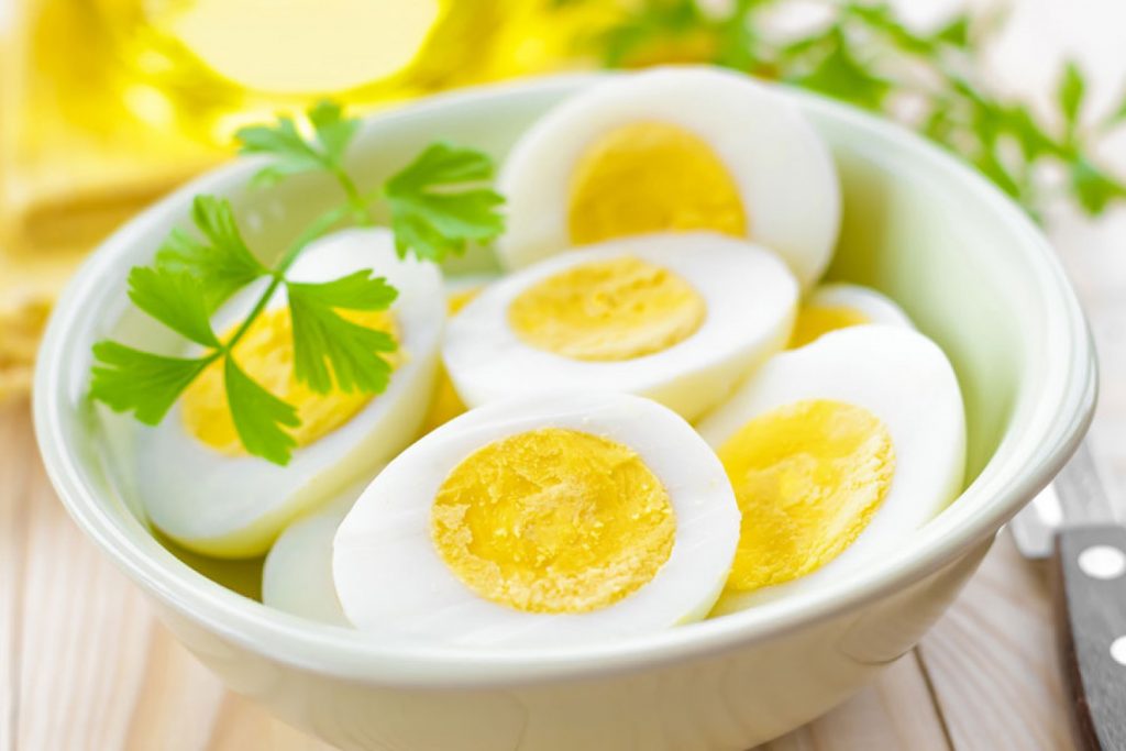 هل تناول البيض يرفع نسبة الكولسترول بالدم؟.. طبيب يوضح