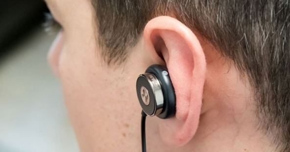 طبيب يكشف مخاطر بقاء السمّاعات في الأذن لفترة طويلة