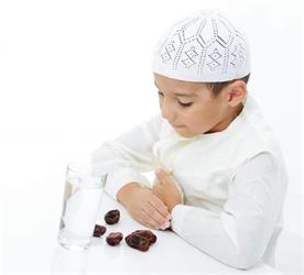 استشاري نفسي يحذر من تعنيف الأطفال حال إفطارهم في نهار رمضان