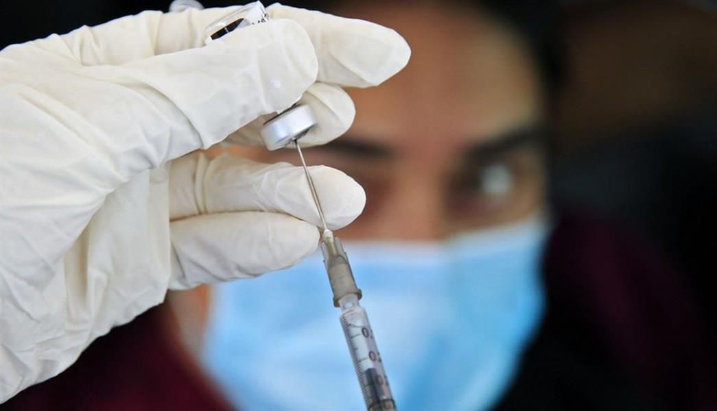 مواطن يكشف عن إصابته بكورونا بعد أخذ اللقاح.. و”الصحة” تتفاعل معه