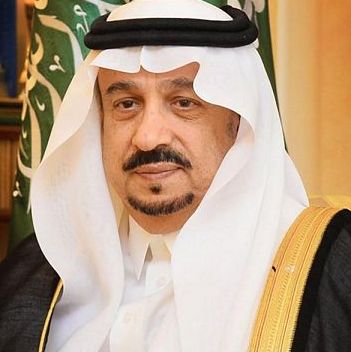 أمير منطقة الرياض يعزي أبناء الشيخ الخليفة