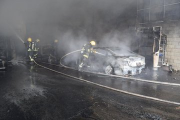 “مدني الرياض” يخمد حريقا اندلع داخل ورشة سيارات (صور)