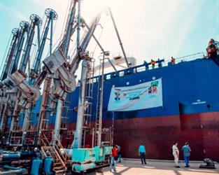 وصول أولى دفعات منحة المشتقات النفطية السعودية إلى ميناء عدن في اليمن