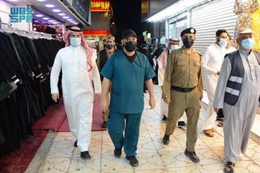 إغلاق سوق شعبي بمكة لعدم التزام مرتاديه بالإجراءات الاحترازية (صور)