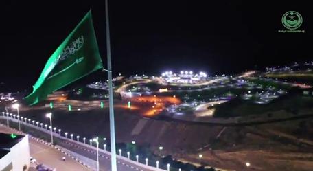 من ارتفاع 60م.. العلم السعودي يرفرف على أطول سارية بالباحة احتفالاً بالعيد (فيديو)