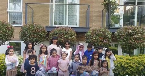 مبتعثون بلندن يوزعون الهدايا على أطفال المملكة المُقيمين هناك احتفالاً بالعيد (فيديو)
