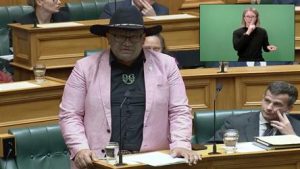 (فيديو) نائب نيوزيلندي رقص الـ "الهاكا" خلال جلسة.. فطردوه من البرلمان
