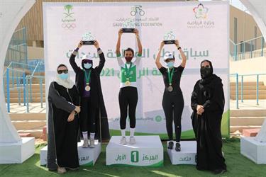 أحلام الزيد تفوز بلقب كأس سباق السيدات للدراجات الهوائية (صور)