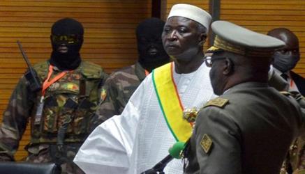 مالي: ضباط يعتقلون الرئيس ردًا على عزل وزيري الدفاع والأمن