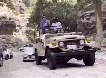 سيارات بموديلات قديمة ودفع رباعي مكشوفة لنقل السياح والزوار بين جبال وأودية الريث (فيديو)