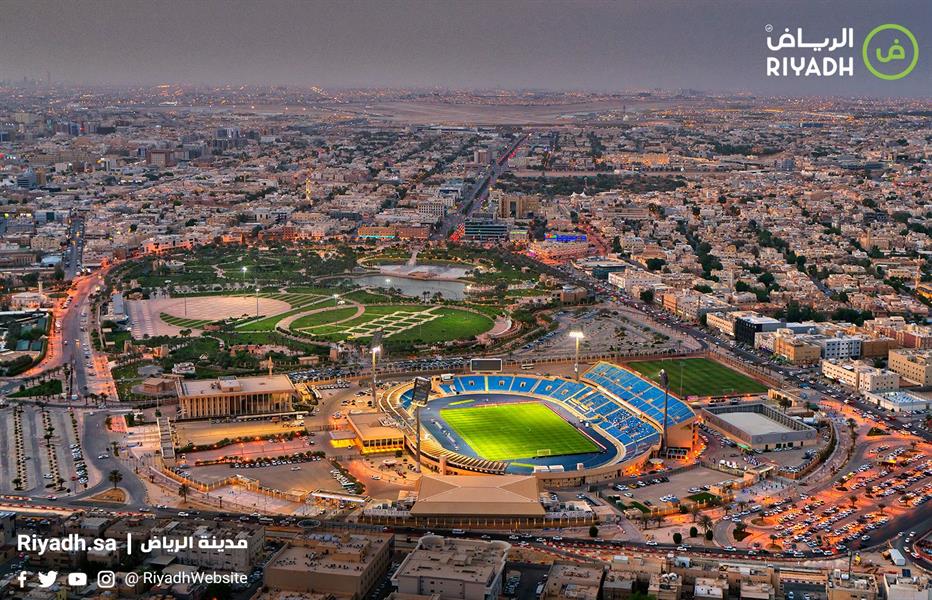 صورة تظهر تطور ملعب الأمير فيصل بن فهد وحي الملز بالرياض