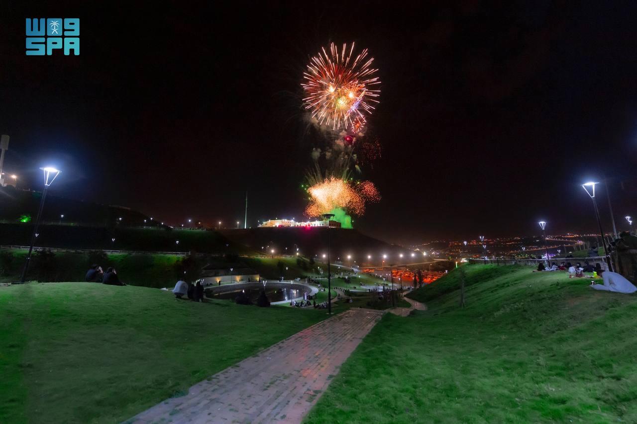 اجتماعي / الألعاب النارية تضيء سماء الباحة احتفالاً وابتهاجاً بعيد الفطر