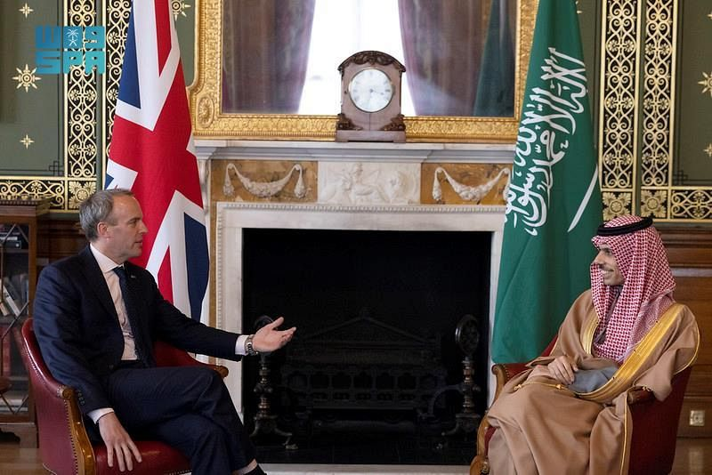 الأمير  فيصل بن فرحان يلتقي وزير خارجية بريطانيا