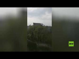 الرياح تقتلع سقف مبنى سكني مكون من 5 طوابق في ضواحي موسكو